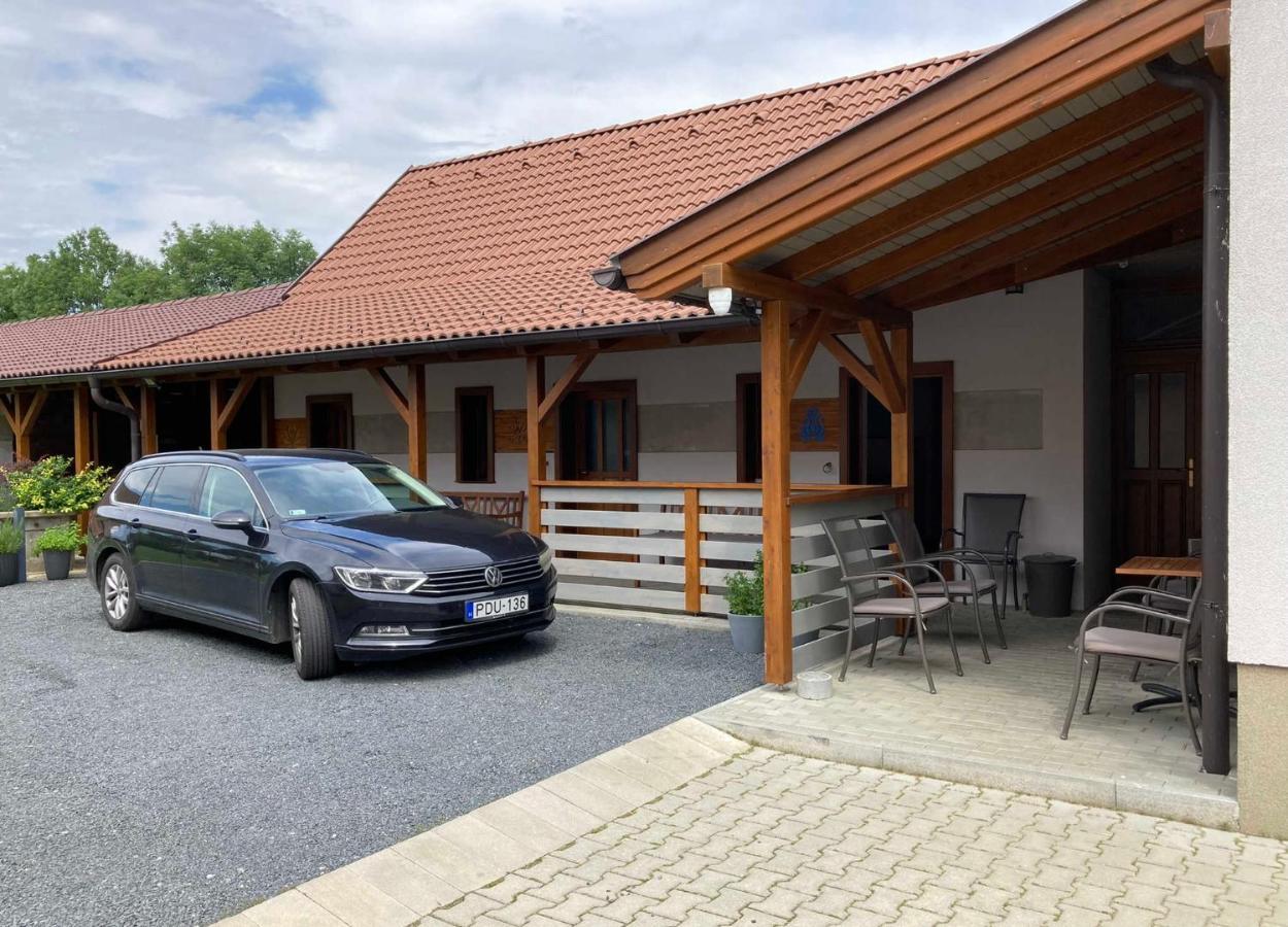 Toronyi Vendégház Exterior foto