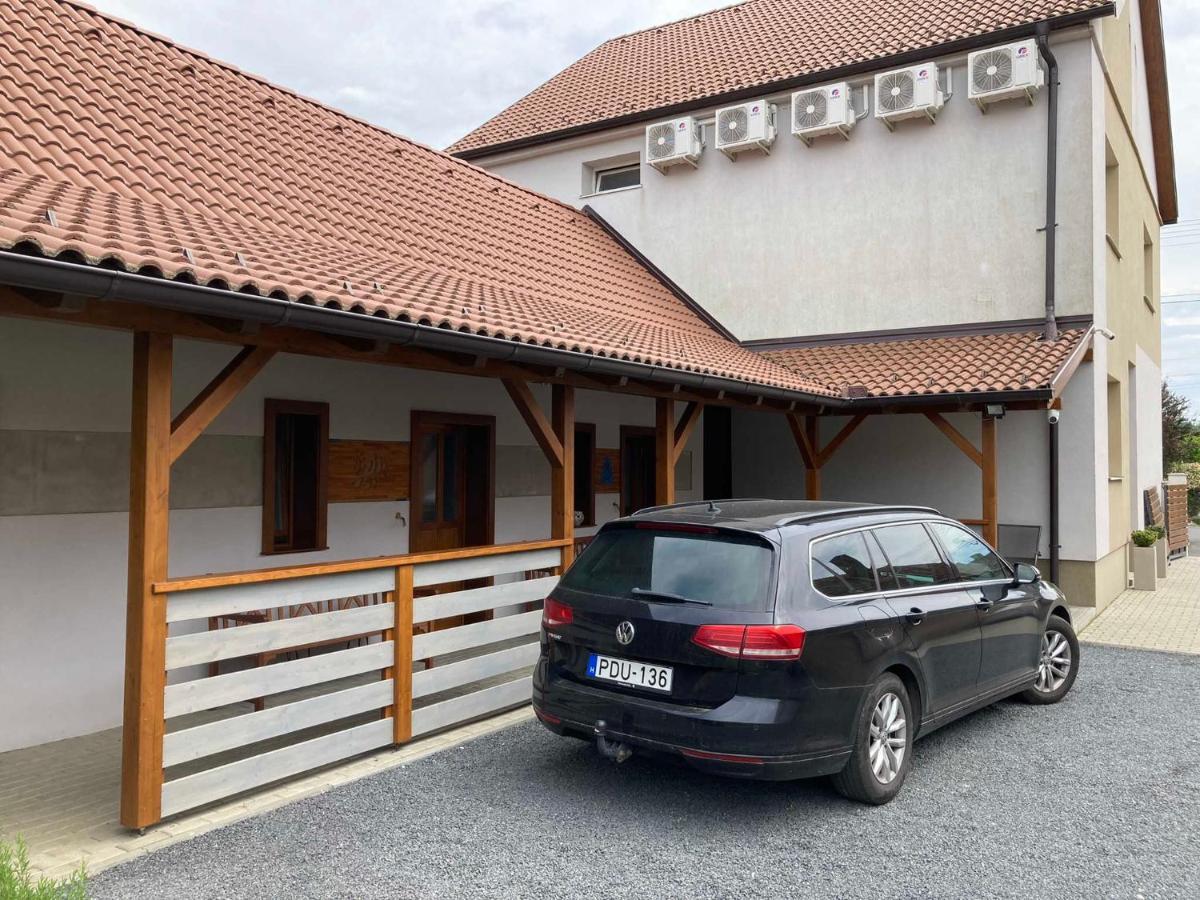 Toronyi Vendégház Exterior foto